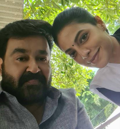 Santhi Mayadevi with Mohanlal (left) during the shoot of a film