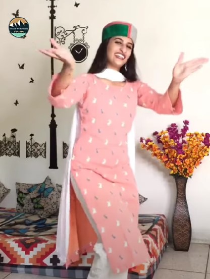 Shivani Thakur while dancing on the song 'Sun Choriye'