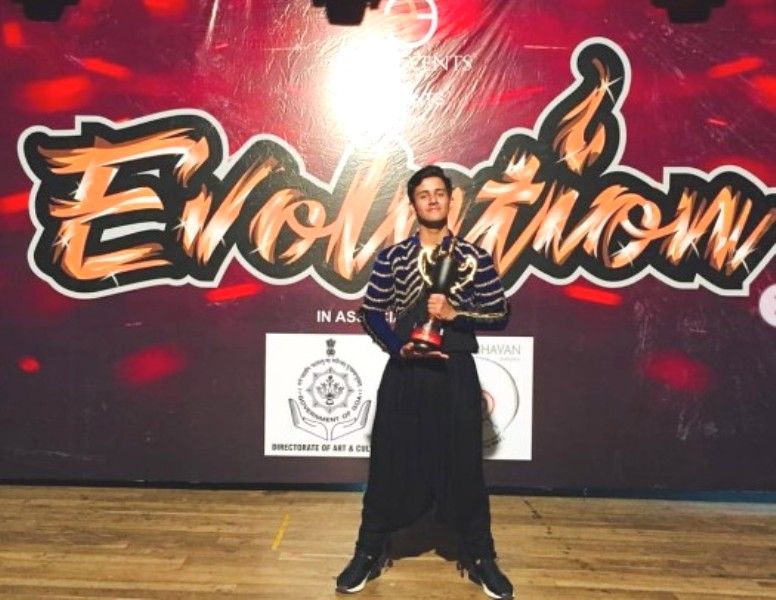 Shivanshu Soni holding the second runner Up trophy in the National Dance Competition Goa