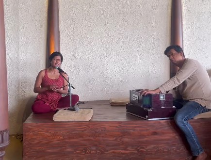Swagatha S. Krishnan while performing at Bemonk Welness