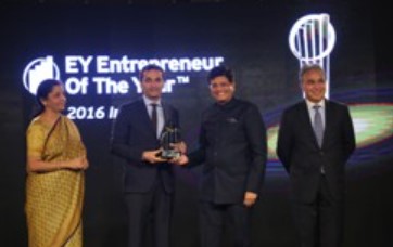 Vikas Oberoi while receiving the Entrepreneur of the Year (EOY) – Real Estate and Infrastructure Award (2017)