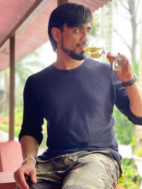 Vishal Pinjani consuming alcohol