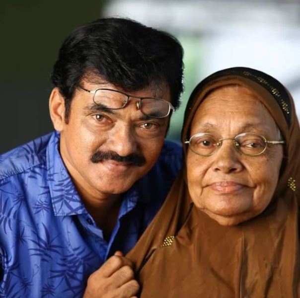 Kalabhavan Haneef with his mother