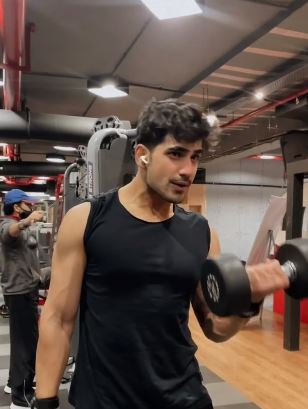 Aryan Arora working out at a gym