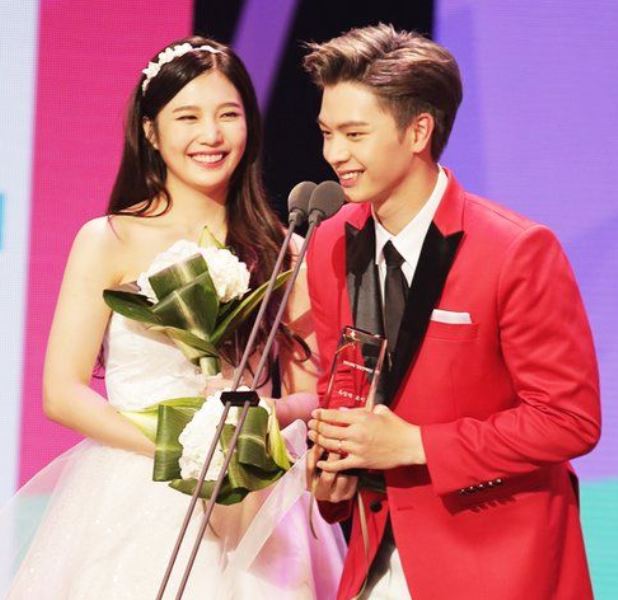 Joy and Yook Sung-jae after receiving the Best Couple Award at the MBC Entertainment Awards 2015