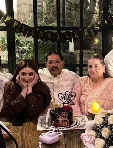 Momina Iqbal with her parents
