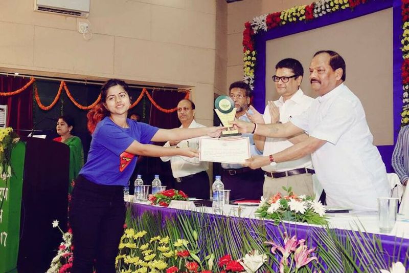 Pyaari Rajput being awarded as the winner of a state-level painting competition by the-then Chief Minister of Jharkhand Raghubar Das