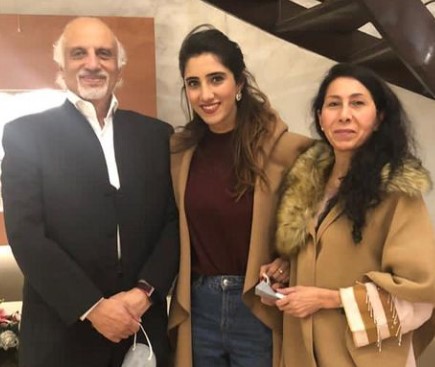 Rana Nadya with her parents