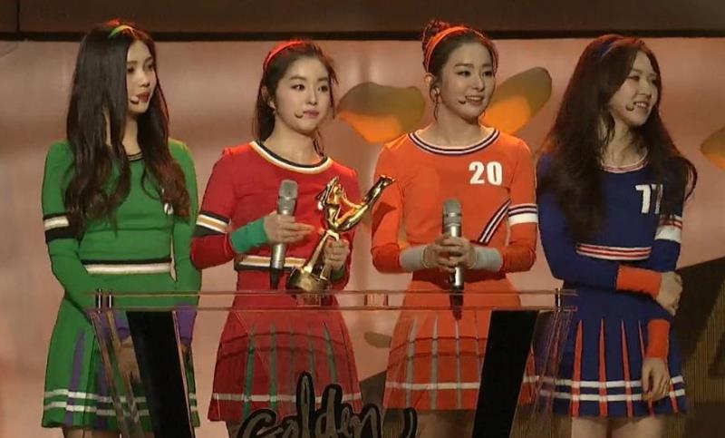 Red Velvet after winning Rookie Award at the Golden Disc Awards 2015