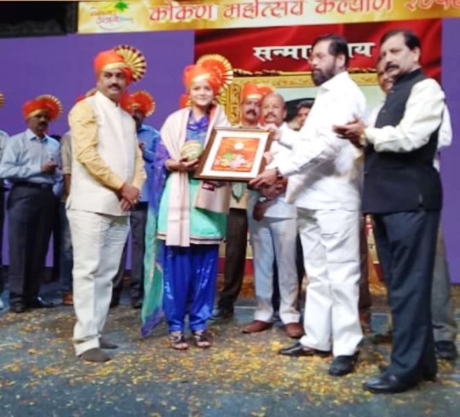 Shivali Parab being felicitated by Maharashtra State Government Cabinet Minister Eknath Shinde at Konkan Mahotsav in Kalyan (2019)