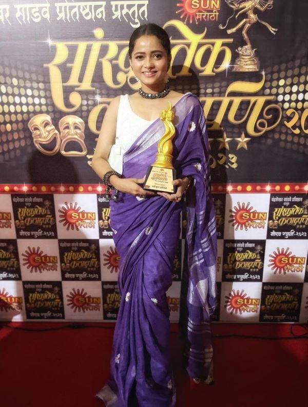 Shivali Parab posing with the Best Actress Award for the Marathi film Prem Pratha Dhumshaan (2022) at Sanskrutik Kala Darpan (2023)