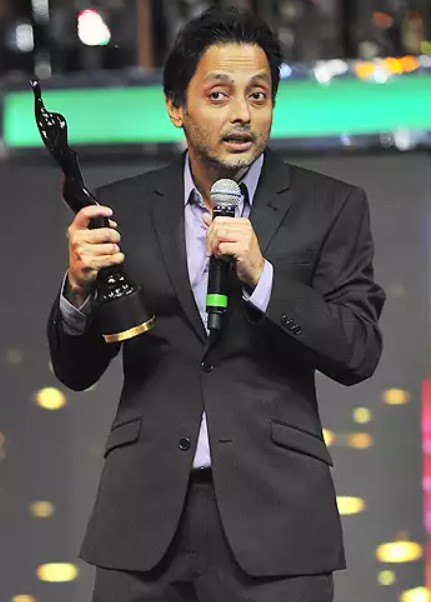 Sujoy Ghosh with the Best Director Award at the 58th Filmfare Awards