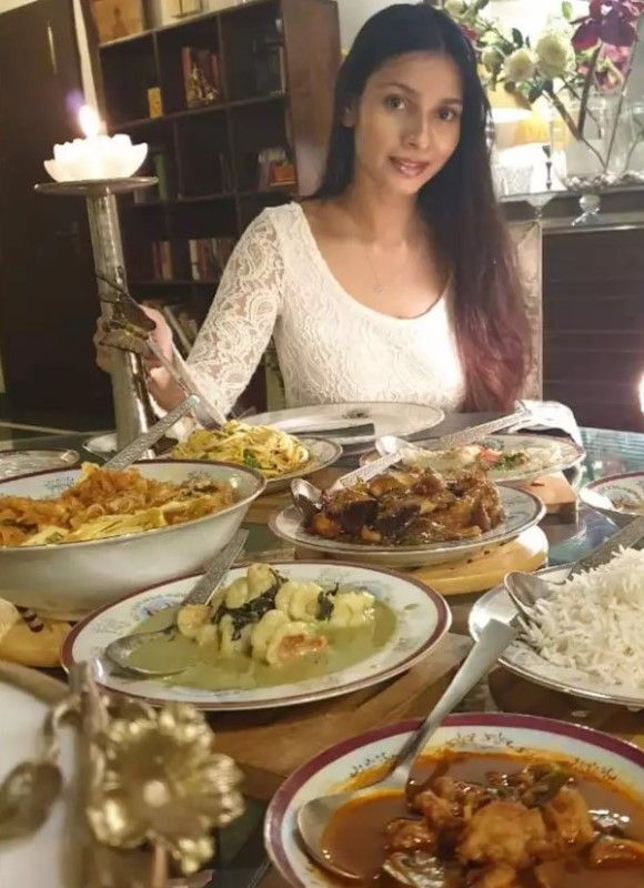 Tanishaa Mukerji having a non-vegetarian meal