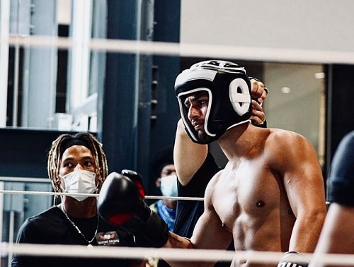Tayne De Villiers in a MMA fight