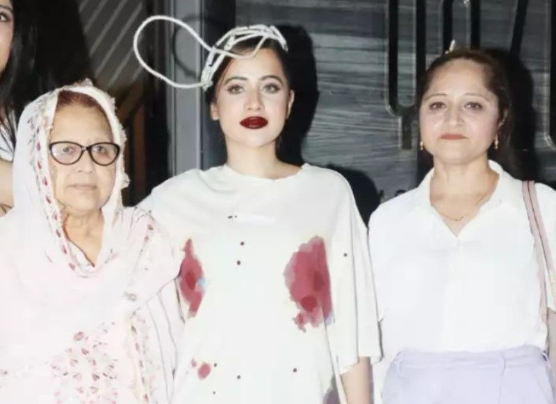 Zakiya Sultana (extreme right) with her mother and Urfi Javed
