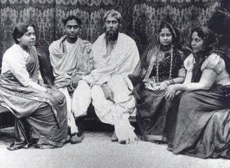 Rabindranath Tagore at the wedding of his son Rathindranath Tagore (second from left) – his Daughter-in-law Pratima (second from right), and two daughters, in 1909