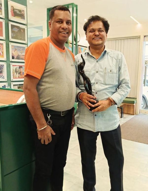 Amit Rai (right) after winning the 69th Filmfare Award for Best Story at the GIFT City in Gujarat