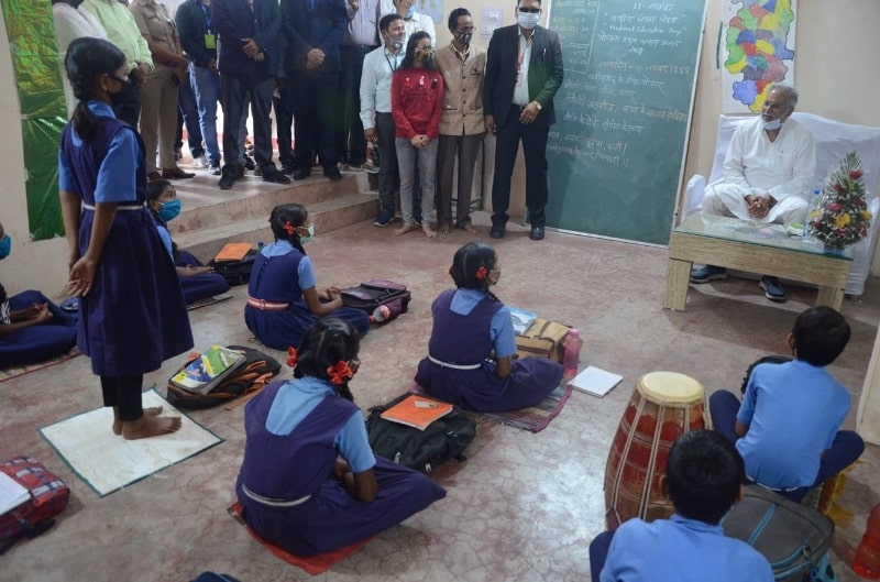 Bhupesh Baghel interacting with the students studying in the Mohalla Classes