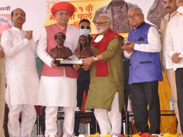 Bhupesh receiving the Mahatma Phule Samta Award