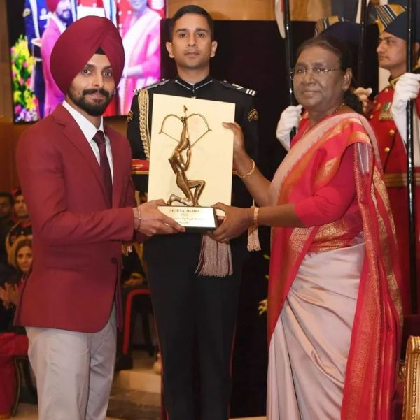 Harinder Pal Sandhu while receiving the Arjuna Award from the President of India Droupadi Murmu at Rashtrapati Bhavan, New Delhi