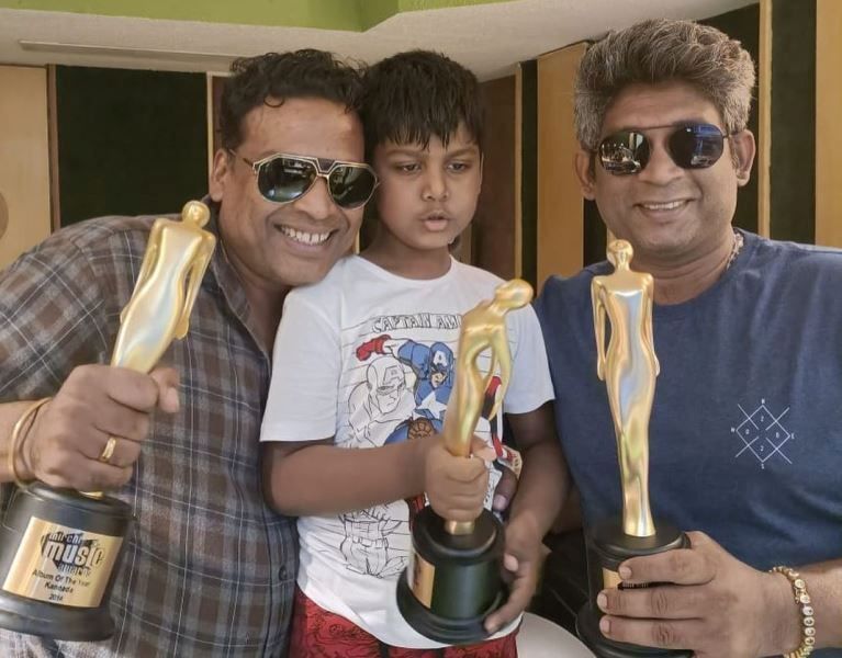 John Vijay (left) after receiving the Album of the Year Kannada Award