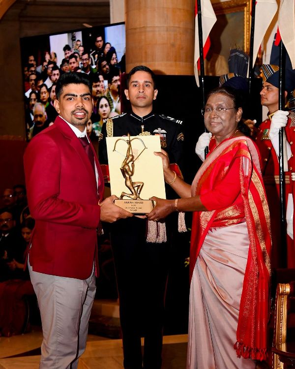 Pawan Sehrawat while receiving the Arjuna Award from Droupadi Murmu, the President of India, at Rashtrapati Bhavan, New Delhi