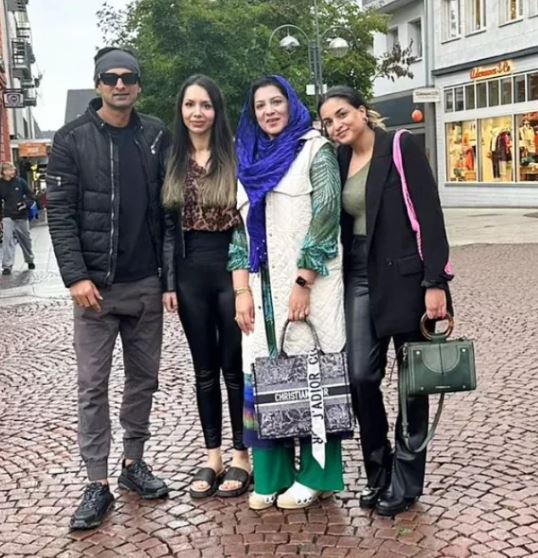 Shoaib Malik with his sisters