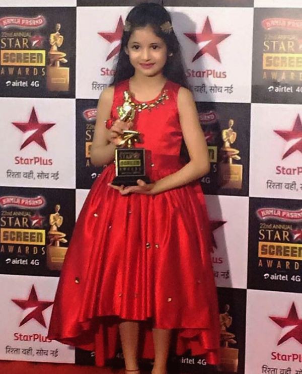 Harshaali Malhotra with the 2016 Screen Award