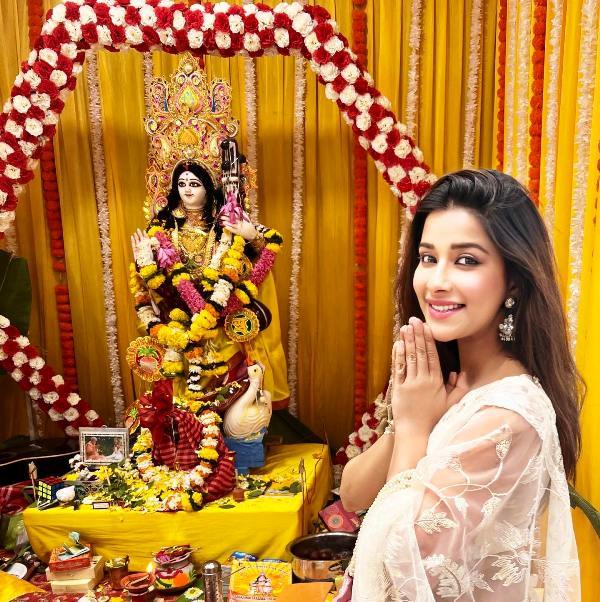 Nyra Banerjee offering prayers to Hindu goddess Saraswati