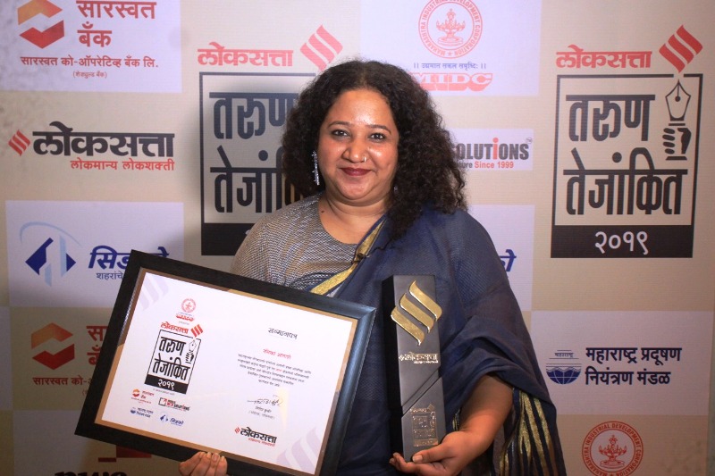 Rasika Agashe posing with the Loksatta Tarun Tejankit Award (2021)