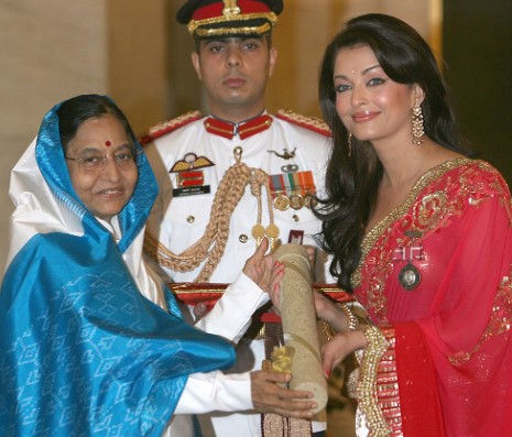 The 12th president of India, Pratibha Patil presenting the Padma Shri to Aishwarya Rai Bachchan in 2009