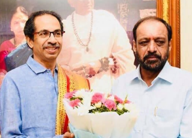 Vinod Ghosalkar posing with Uddhav Thackeray