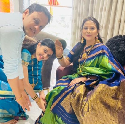 Vinod Ghosalkar's wife (sitting), son, and daughter-in-law
