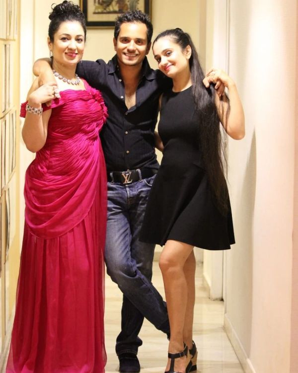 Raghav Sachar's photo with his sisters