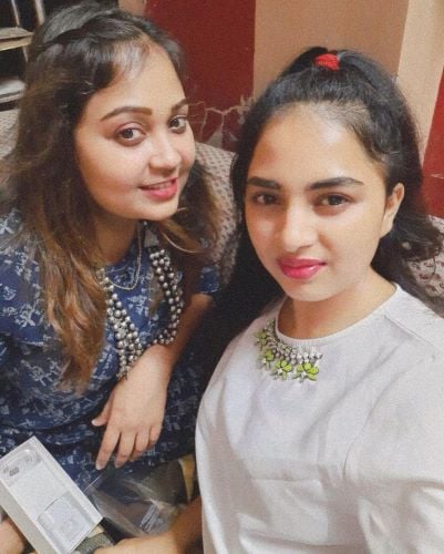 Srushti Dange with her sister