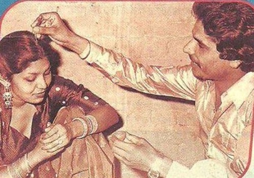 Amar Singh Chamkila filling sindoor on the forehead of Amarjot Kaur
