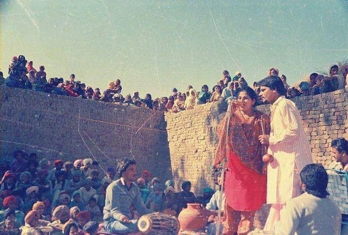 Amarjot Kaur and Amar Singh Chamkila performing in akhara