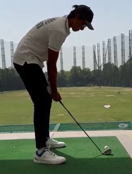Angkrish Raghuvanshi playing golf
