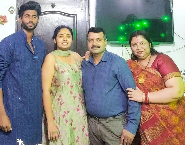 Mayank Yadav with his elder sister and parents (left to right)