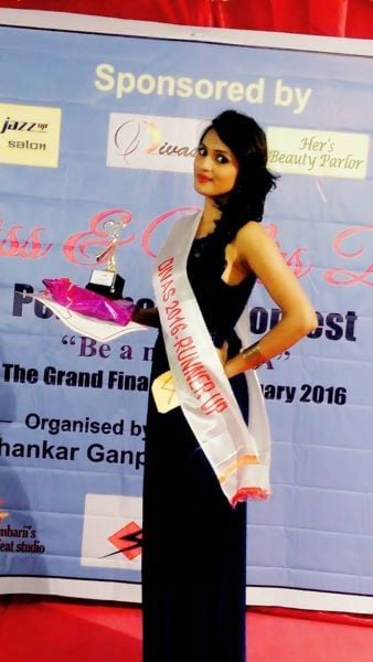 Pooja Katurde posing with her Miss Divas award
