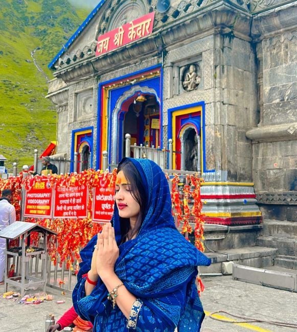 Pooja Katurde praying at Kedarnath