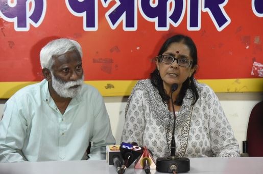 Shoma Sen (right) during a press conference when her husband was arrested