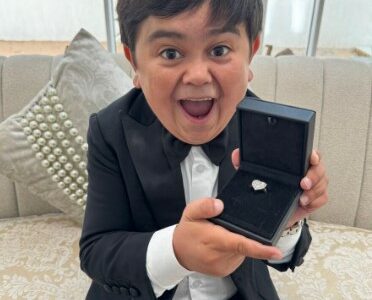 Abdu Rozik while showing his engagement ring