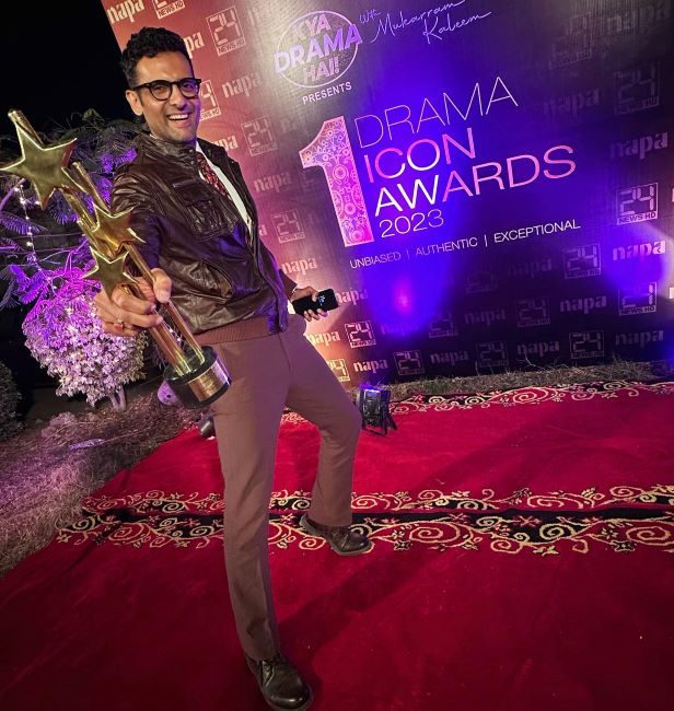 Mohib Mirza holding Drama Icon Award (2023)