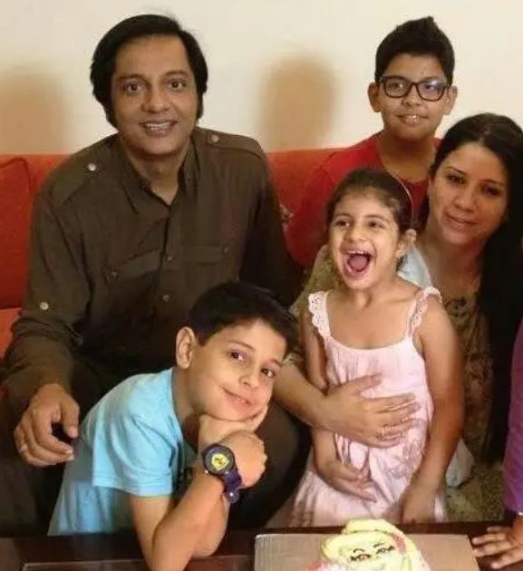 Nabeel Zafar with his children and Salma Nabeel Zafar