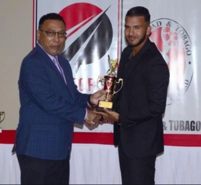 Amir Jangoo receiving the award