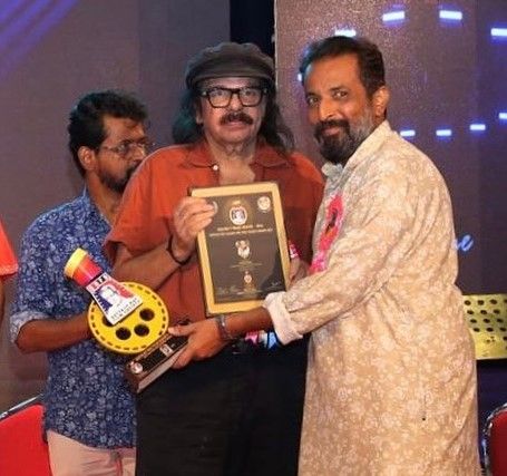 Dileep Shankar with the Satyajit Ray Mini Screen Best Actor Award