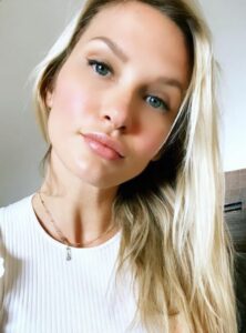 Molly O'Connell Height, Age, Family, Biography » StarsUnfolded