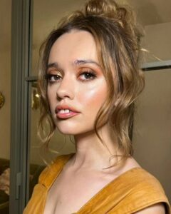 Aimee Lou Wood Height, Age, Family, Biography » StarsUnfolded