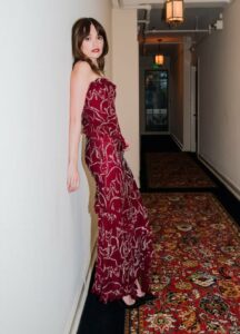 Aimee Lou Wood Height, Age, Family, Biography » StarsUnfolded